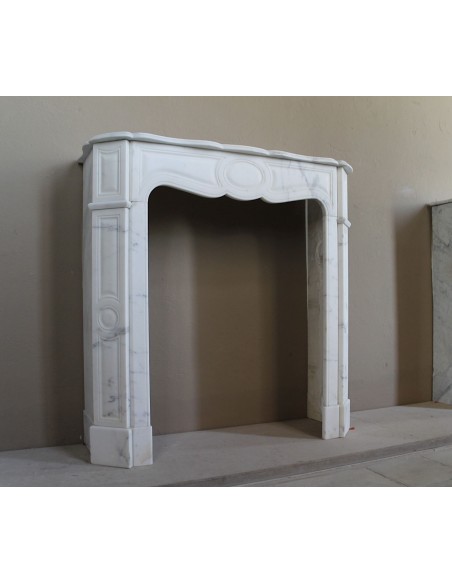 Antique Pompadour Bombé fireplace mantel carved in veined Calacatta White marble. A small and elegant mantelpiece.