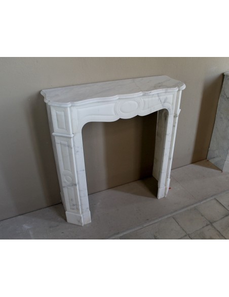 Antique Pompadour Bombé fireplace mantel carved in veined Calacatta White marble. A small and elegant mantelpiece.