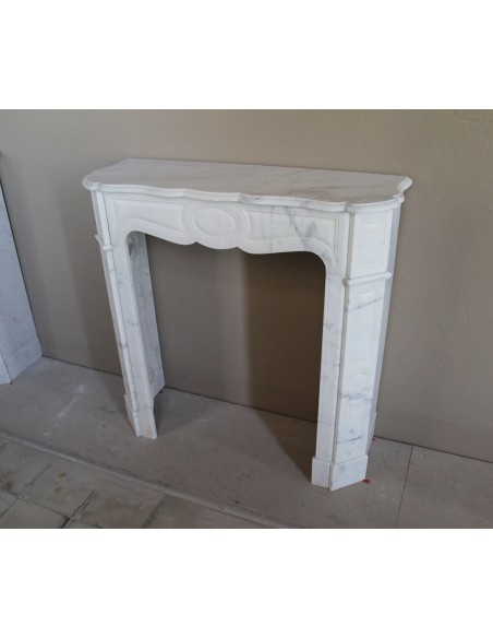 Antique Pompadour Bombé fireplace mantel carved in veined Calacatta White marble. A small and elegant mantelpiece.