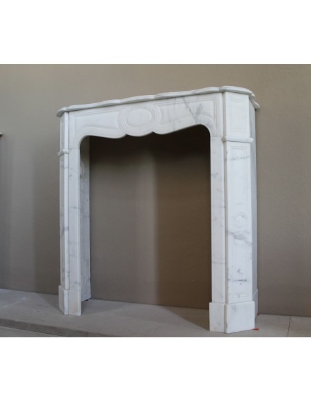 Antique Pompadour Bombé fireplace mantel carved in veined Calacatta White marble. A small and elegant mantelpiece.