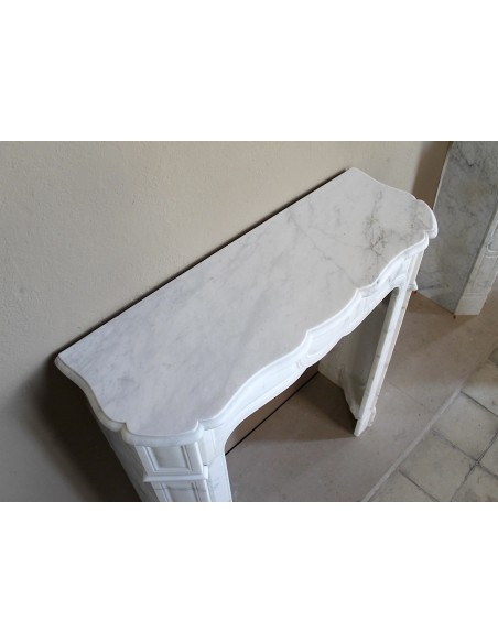 Antique Pompadour Bombé fireplace mantel carved in veined Calacatta White marble. A small and elegant mantelpiece.