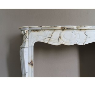 Antique Louis XV Pied Galbé mantelpiece in Paonazzetto marble. This is a highly refined mantelpiece in a stunning marble. 2