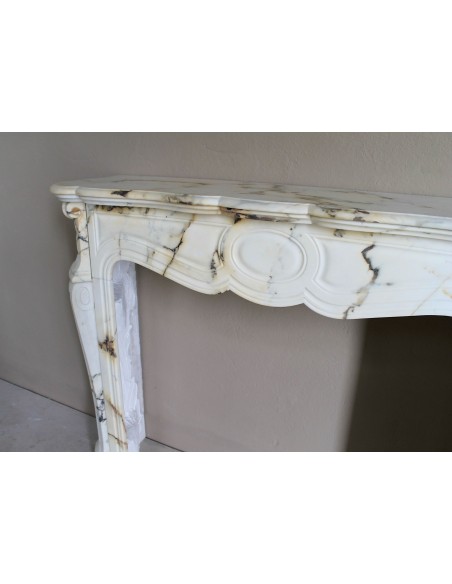 Antique Louis XV Pied Galbé mantelpiece in Paonazzetto marble. This is a highly refined mantelpiece in a stunning marble.