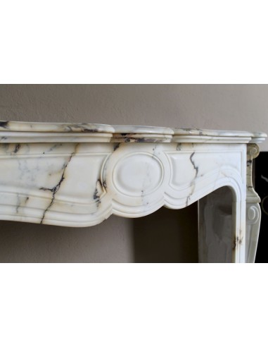 Antique Louis XV Pied Galbé mantelpiece in Paonazzetto marble. This is a highly refined mantelpiece in a stunning marble.