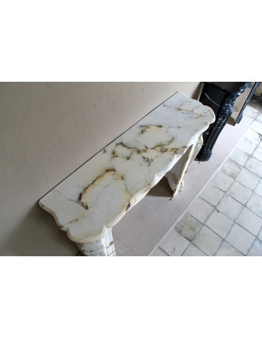 Antique Louis XV Pied Galbé mantelpiece in Paonazzetto marble. This is a highly refined mantelpiece in a stunning marble.