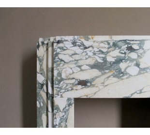 Art Deco fireplace in veined white marble called “Breccia di Seravezza.” A fireplace with iconic design and unique marble. 2