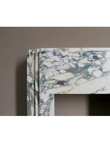 Art Deco fireplace in veined white marble called “Breccia di Seravezza.” A fireplace with iconic design and unique marble.