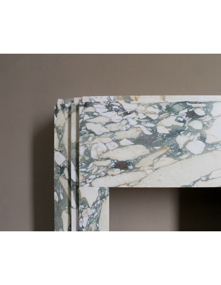 Art Deco fireplace in veined white marble called “Breccia di Seravezza.” A fireplace with iconic design and unique marble.
