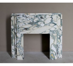 Art Deco fireplace in veined white marble called “Breccia di Seravezza.” A fireplace with iconic design and unique marble.