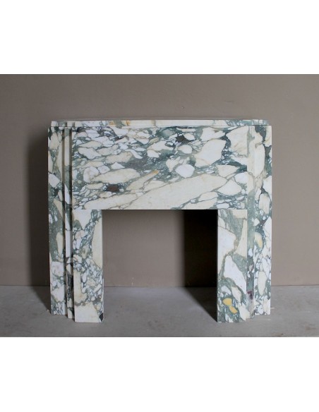 Art Deco fireplace in veined white marble called “Breccia di Seravezza.” A fireplace with iconic design and unique marble.