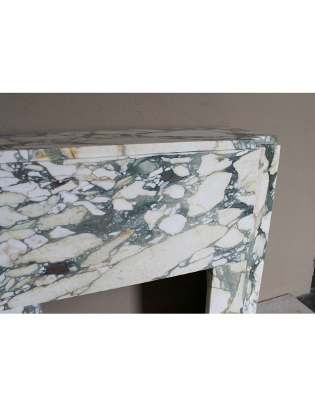 Art Deco fireplace in veined white marble called “Breccia di Seravezza.” A fireplace with iconic design and unique marble.