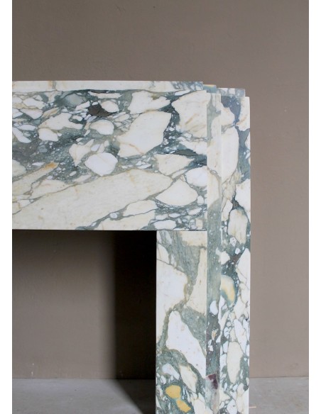 Art Deco fireplace in veined white marble called “Breccia di Seravezza.” A fireplace with iconic design and unique marble.