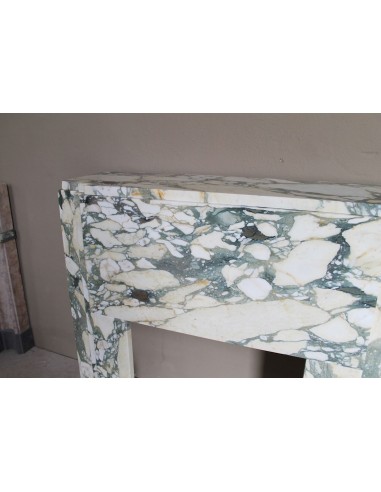 Art Deco fireplace in veined white marble called “Breccia di Seravezza.” A fireplace with iconic design and unique marble.