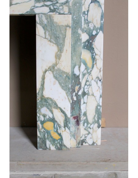 Art Deco fireplace in veined white marble called “Breccia di Seravezza.” A fireplace with iconic design and unique marble.