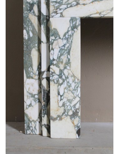 Art Deco fireplace in veined white marble called “Breccia di Seravezza.” A fireplace with iconic design and unique marble.