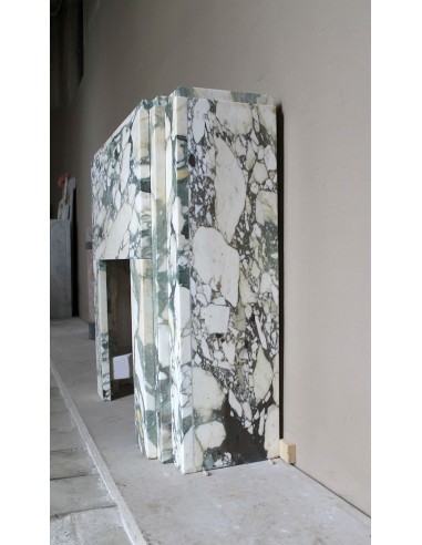Art Deco fireplace in veined white marble called “Breccia di Seravezza.” A fireplace with iconic design and unique marble.