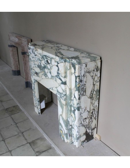 Art Deco fireplace in veined white marble called “Breccia di Seravezza.” A fireplace with iconic design and unique marble.