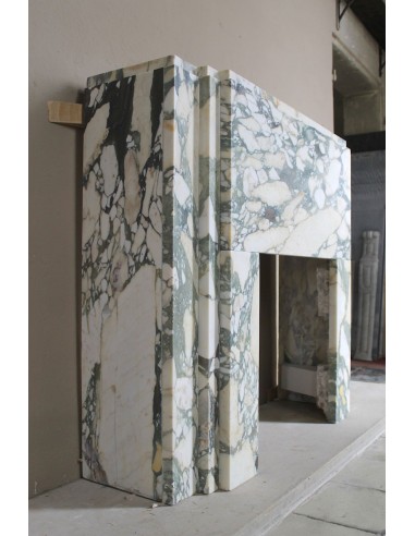Art Deco fireplace in veined white marble called “Breccia di Seravezza.” A fireplace with iconic design and unique marble.