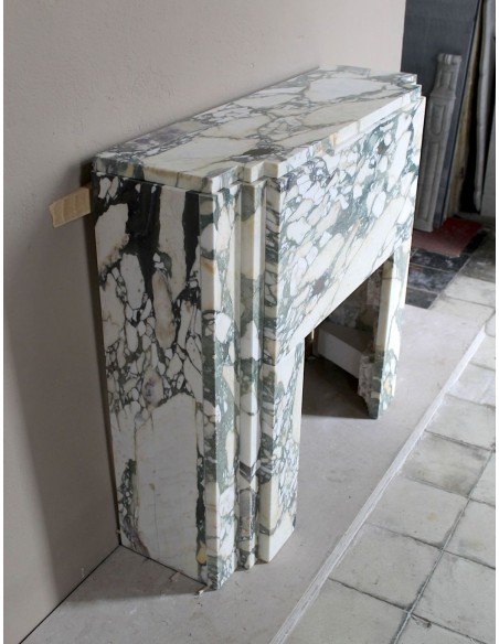 Art Deco fireplace in veined white marble called “Breccia di Seravezza.” A fireplace with iconic design and unique marble.