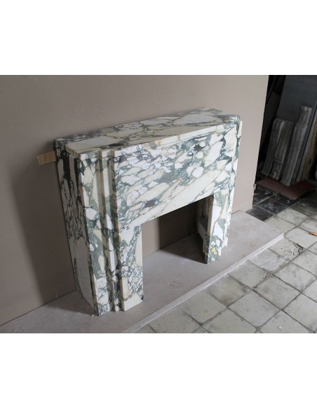 Art Deco fireplace in veined white marble called “Breccia di Seravezza.” A fireplace with iconic design and unique marble.