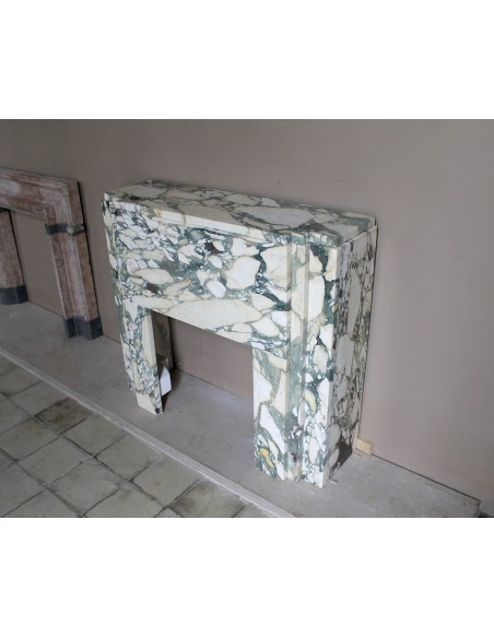 Art Deco fireplace in veined white marble called “Breccia di Seravezza.” A fireplace with iconic design and unique marble.