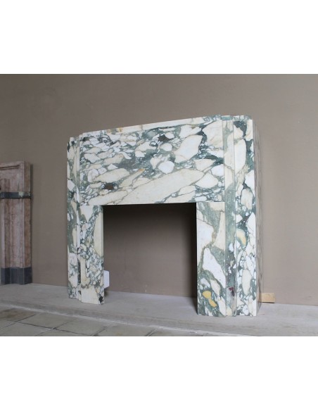 Art Deco fireplace in veined white marble called “Breccia di Seravezza.” A fireplace with iconic design and unique marble.
