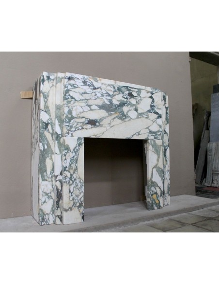 Art Deco fireplace in veined white marble called “Breccia di Seravezza.” A fireplace with iconic design and unique marble.