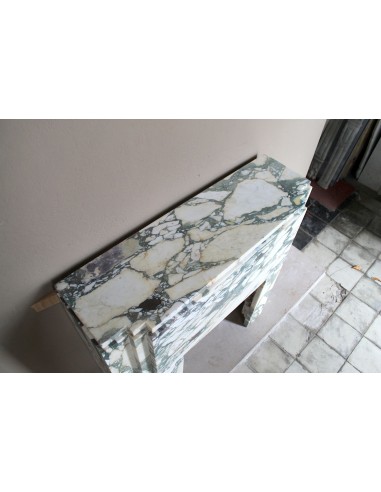 Art Deco fireplace in veined white marble called “Breccia di Seravezza.” A fireplace with iconic design and unique marble.