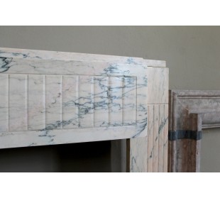 Art Deco mantel carved in veined pink marble called Rosa Portogallo. This antique fireplace comes with its original base. 2
