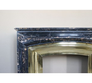 Antique Louis XIV "Boudin" fireplace mantel in exceptional black Portoro marble, complete with its original gilt brass insert. 2