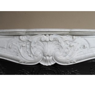 Antique Louis XV fireplace mantel in white marble with elegant floral decorations, with its original artistic cast-iron insert 2