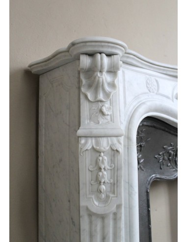 Antique Louis XV fireplace mantel in white marble with elegant floral decorations, with its original artistic cast-iron insert