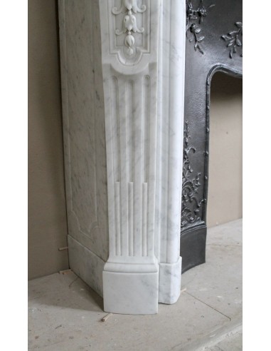 Antique Louis XV fireplace mantel in white marble with elegant floral decorations, with its original artistic cast-iron insert