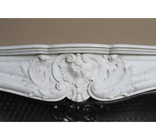 Louis XV “Moustache” fire surround in “Pure White" Carrara marble, complete with cast iron insert featuring floral decorations. 2