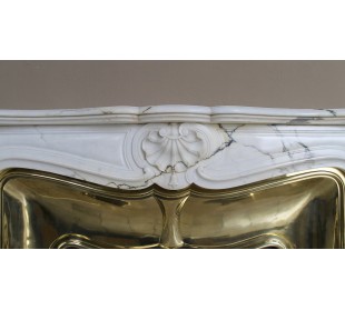 Exceptional Louis XV "Trois Coquilles" fireplace mantel in rare white veined Paonazzetto marble with original gilt brass insert. 2