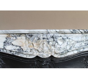 Antique Baroque fireplace mantel in rare and highly elegant Calacatta Gold marble, featuring shell-shaped decorations. 2