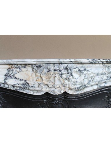 Antique Baroque fireplace mantel in rare and highly elegant Calacatta Gold marble, featuring shell-shaped decorations.