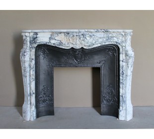 Antique Baroque fireplace mantel in rare and highly elegant Calacatta Gold marble, featuring shell-shaped decorations.
