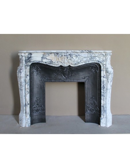 Antique Baroque fireplace mantel in rare and highly elegant Calacatta Gold marble, featuring shell-shaped decorations.