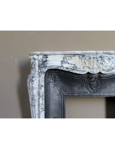 Antique Baroque fireplace mantel in rare and highly elegant Calacatta Gold marble, featuring shell-shaped decorations.