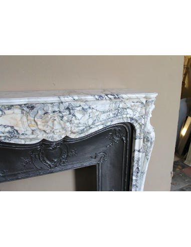 Antique Baroque fireplace mantel in rare and highly elegant Calacatta Gold marble, featuring shell-shaped decorations.