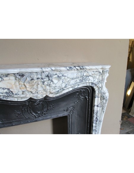 Antique Baroque fireplace mantel in rare and highly elegant Calacatta Gold marble, featuring shell-shaped decorations.