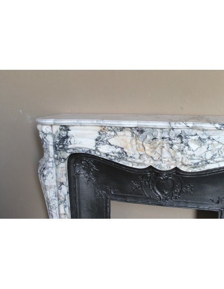 Antique Baroque fireplace mantel in rare and highly elegant Calacatta Gold marble, featuring shell-shaped decorations.