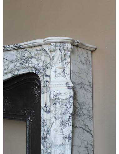 Antique Baroque fireplace mantel in rare and highly elegant Calacatta Gold marble, featuring shell-shaped decorations.