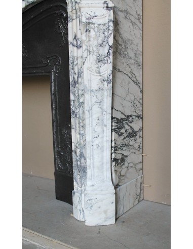 Antique Baroque fireplace mantel in rare and highly elegant Calacatta Gold marble, featuring shell-shaped decorations.