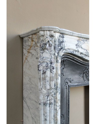 Antique Baroque fireplace mantel in rare and highly elegant Calacatta Gold marble, featuring shell-shaped decorations.