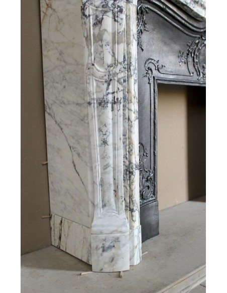 Antique Baroque fireplace mantel in rare and highly elegant Calacatta Gold marble, featuring shell-shaped decorations.