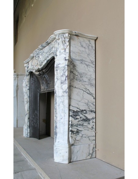 Antique Baroque fireplace mantel in rare and highly elegant Calacatta Gold marble, featuring shell-shaped decorations.