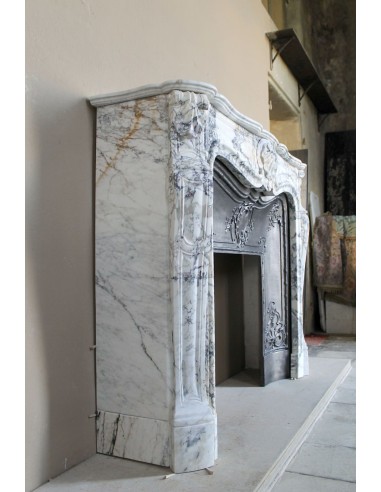 Antique Baroque fireplace mantel in rare and highly elegant Calacatta Gold marble, featuring shell-shaped decorations.