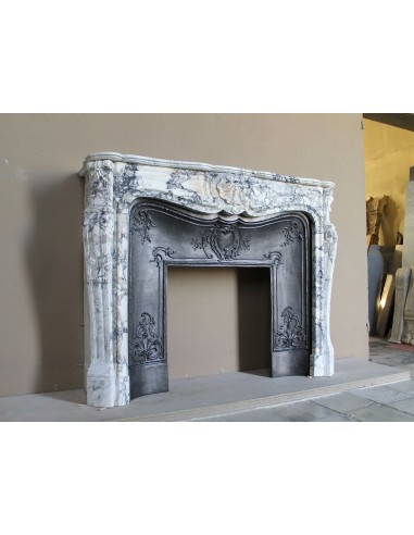Antique Baroque fireplace mantel in rare and highly elegant Calacatta Gold marble, featuring shell-shaped decorations.